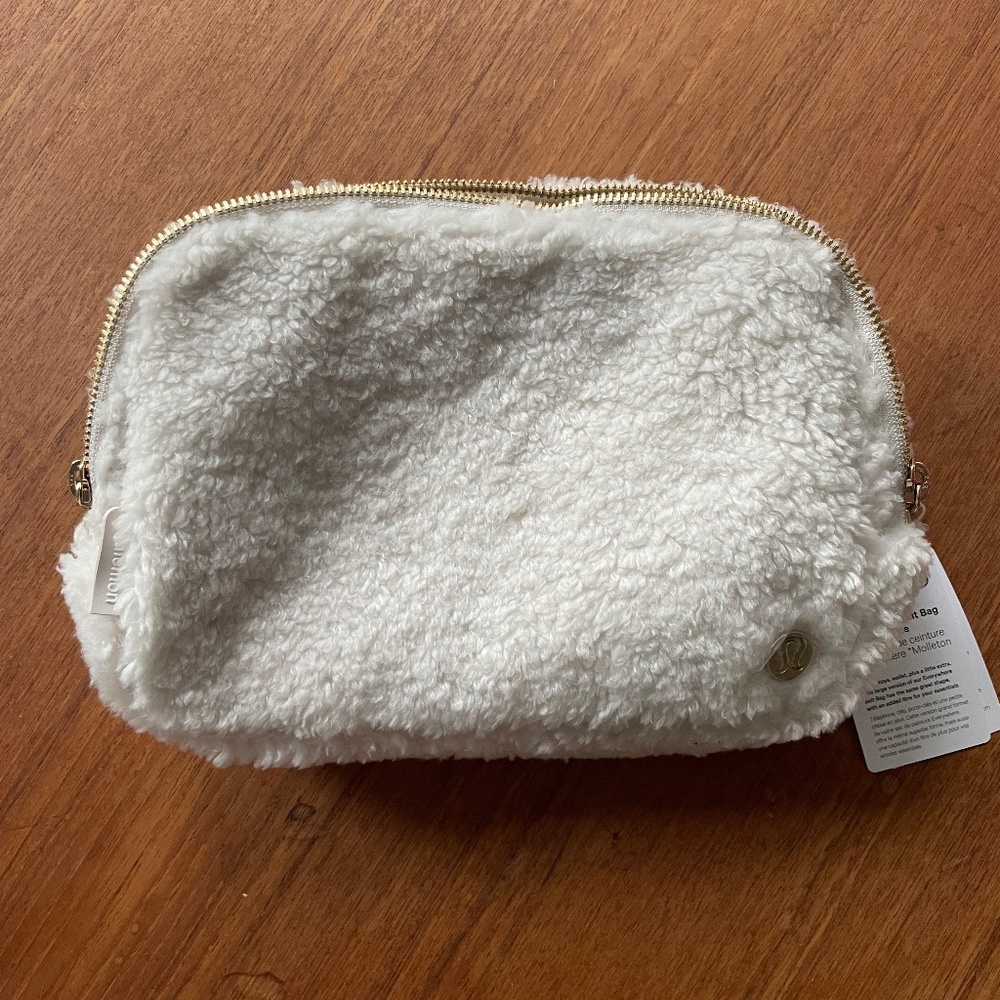 Fleece Everywhere Belt Bag Large White/Gold